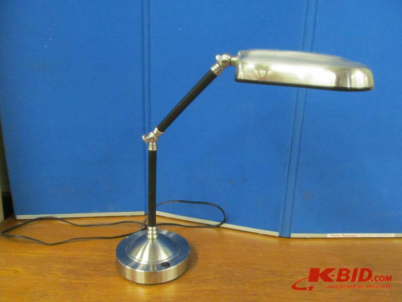 lot 30 image: Desk Lamp