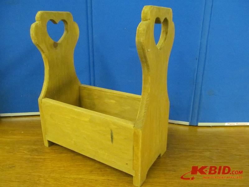 lot 42 image: Wood box