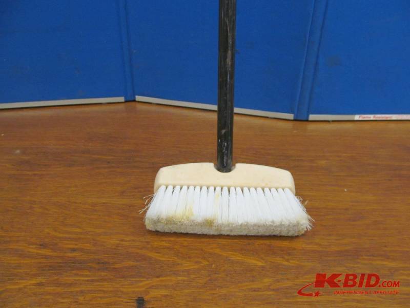 lot 71 image: Wash Brush