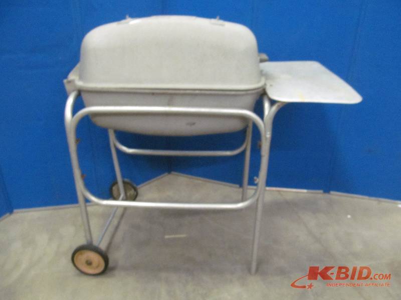 lot 129 image: Portable kitchen