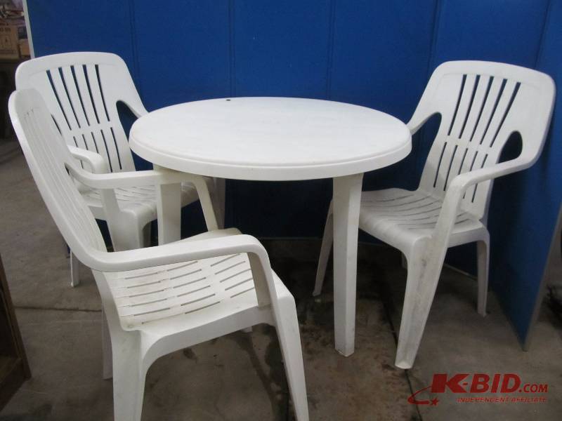 lot 146 image: Patio Table