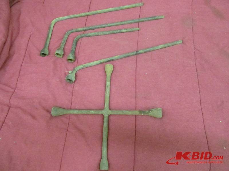 lot 170 image: Tire Irons