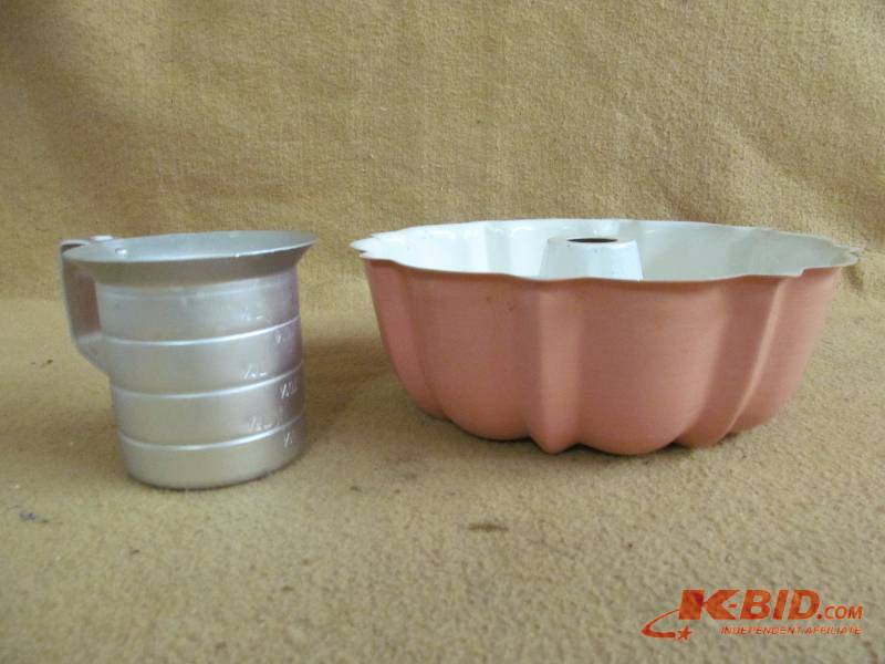 lot 187 image: Bundt Pan