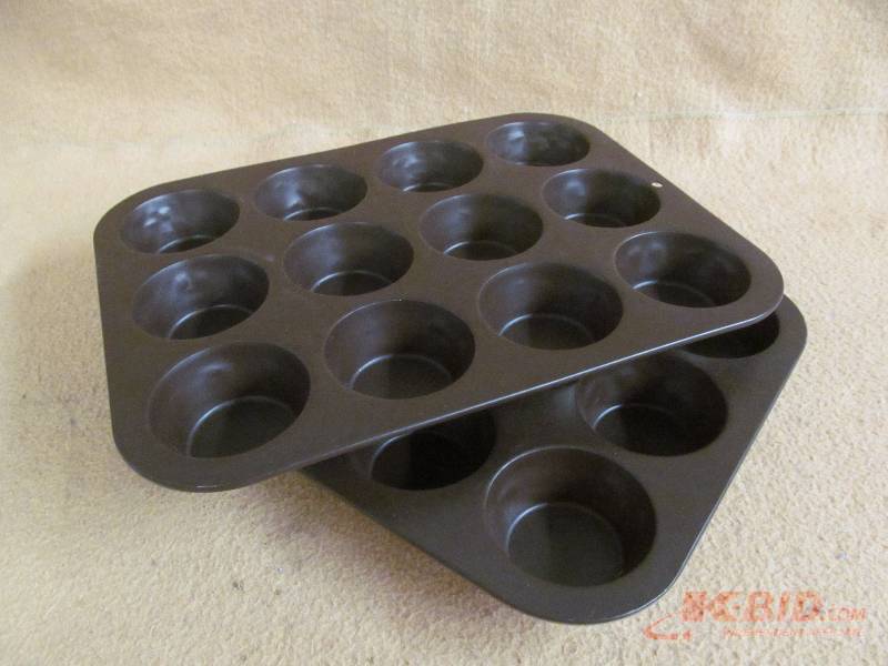 lot 189 image: Muffin pans