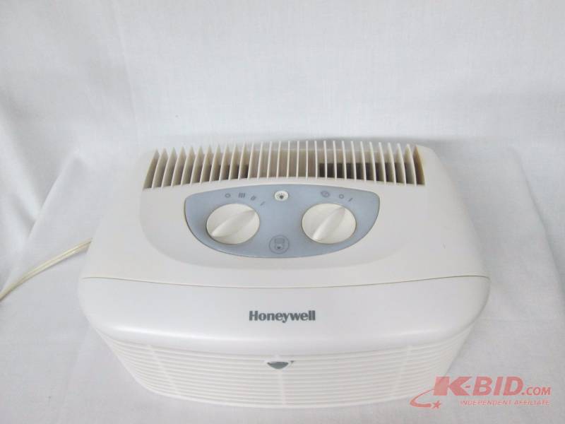 lot 36 image: Honeywell Pet CleanAir Purifier