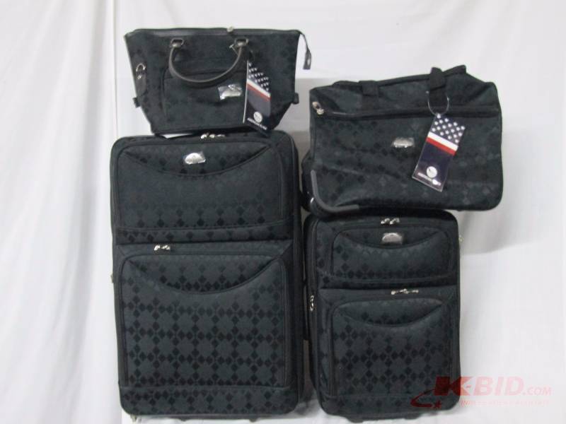 lot 18 image: American Flyer Argyle Jacquard 5-pc. Luggage Set