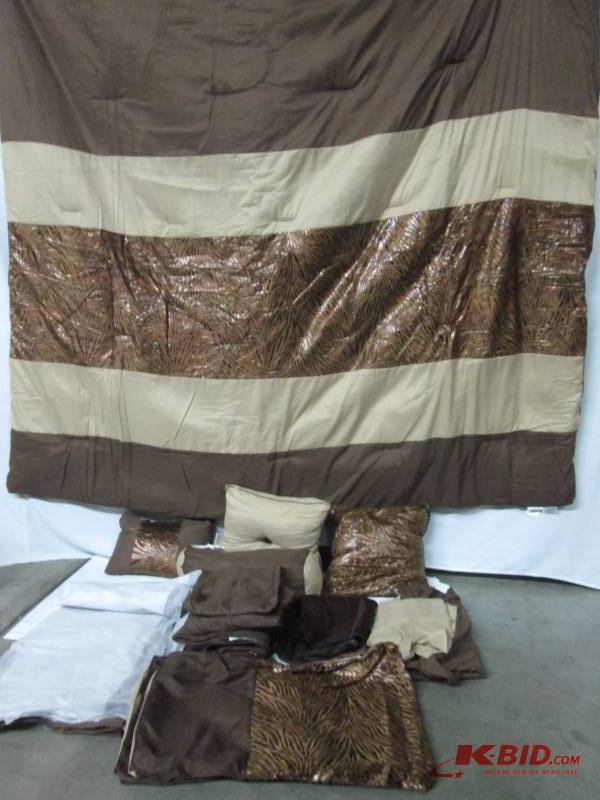 lot 24 image: Amari 30-pc. Comforter Super Set - Queen