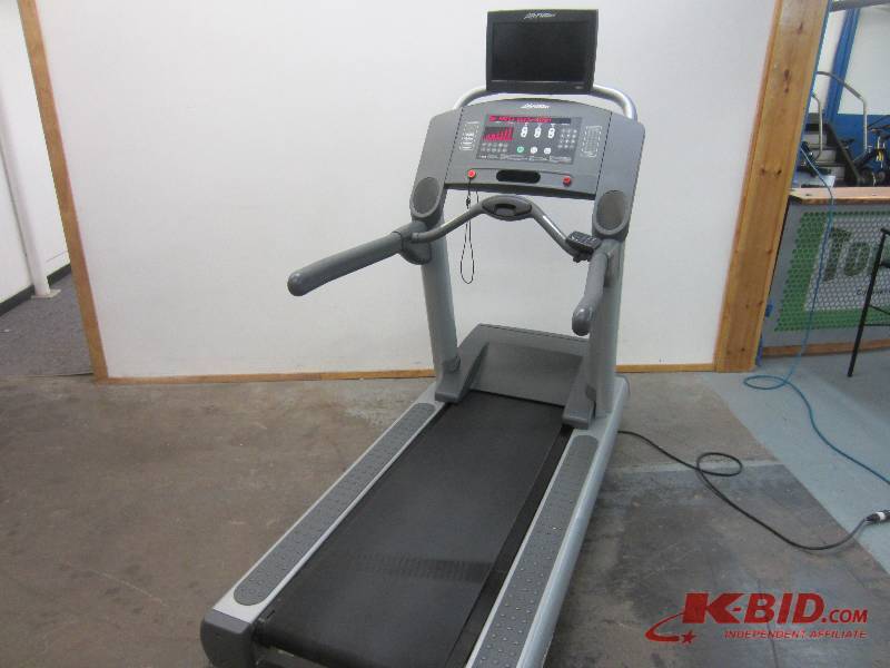 lot 16 image: Life Fitness 95Ti CLST model.  Newest version.  with TV package