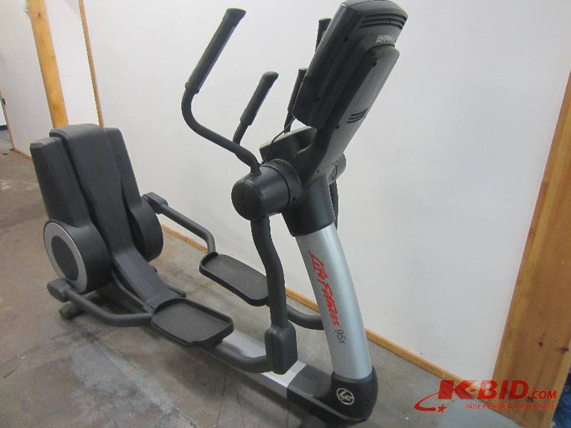 lot 6 image: Life Fitness 95X Achieve Elliptical.