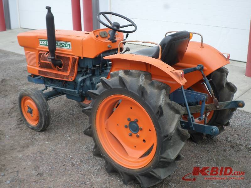 lot 3 image: Zen-Noh ZL2201 Tractor, 3-Cylinder ...