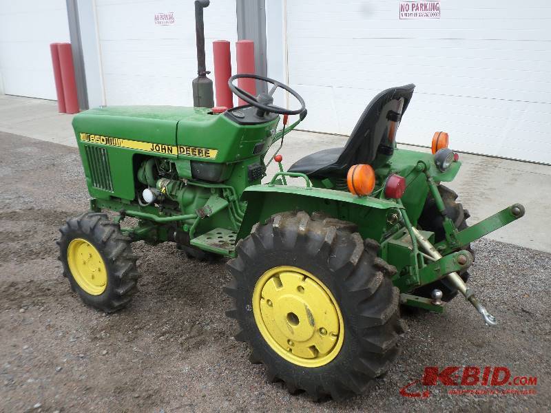 lot 5 image: John Deere 650 4WD Tractor, 2-Cylin...