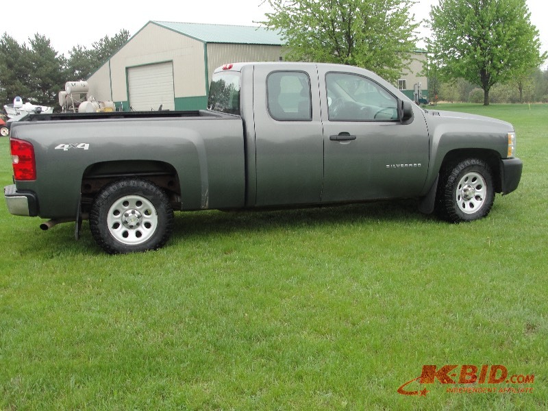 lot 1 image: 2011 Chevy Silverado Extended Cab 4X4