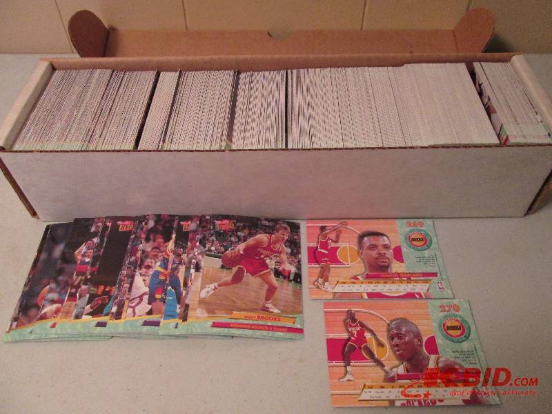 lot 144 image: Box of 1992 - 1993 Fleer Ultra bask...