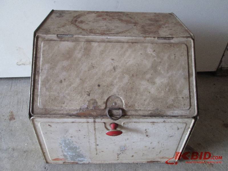 lot 6 image: Antique bread box in nice condition...