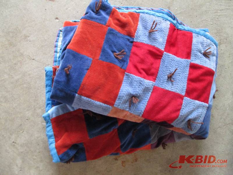 lot 8 image: Beautiful baby quilt, has 252 patch...