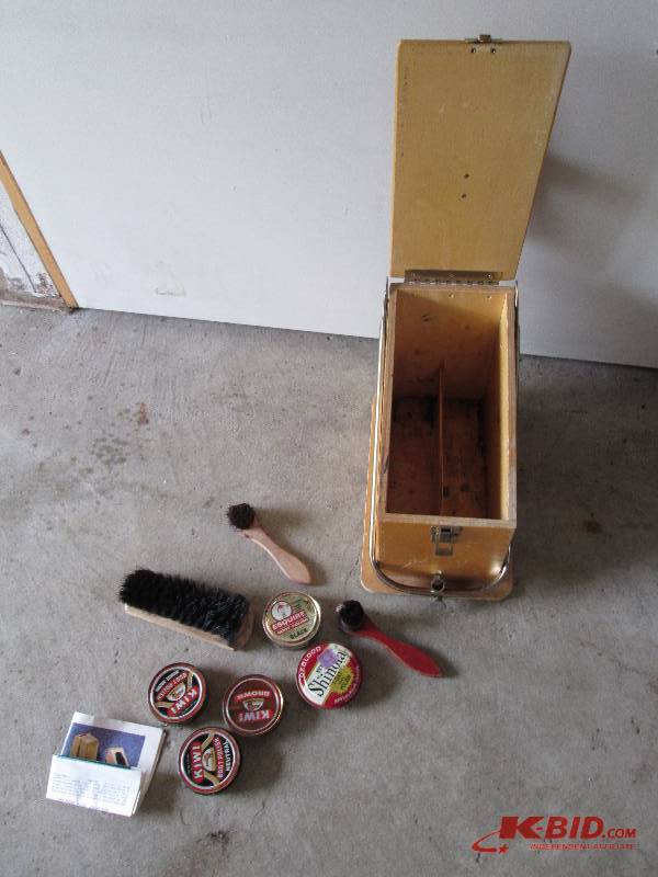 lot 27 image: Shoe shine kit, Made in USA by Re-S...