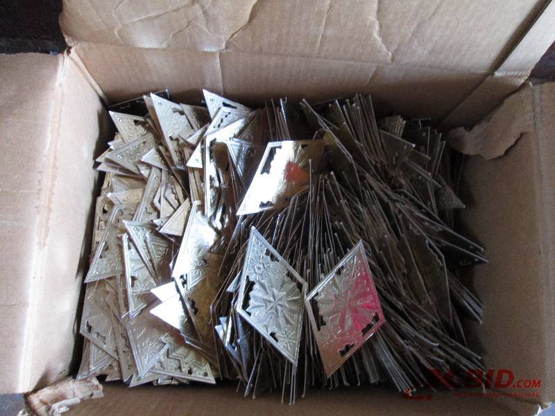 lot 29 image: 1600 gold ornaments for parties or ...