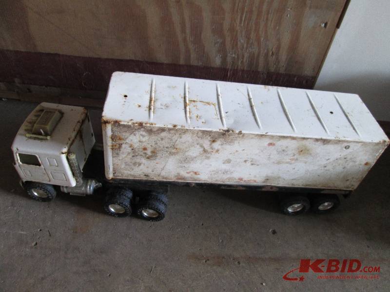 lot 30 image: Nylint all metal semi and trailer...