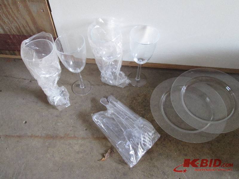 lot 31 image: Lot of fancy glassware, all clear...