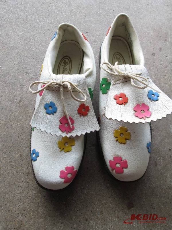 lot 41 image: Pair of new and never worn golf sho...