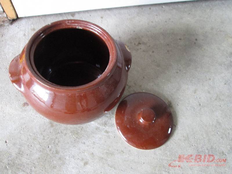 lot 43 image: Watt 76 USA Ovenware bean pot...