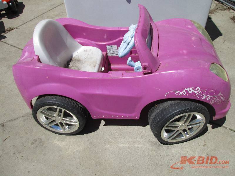lot 66 image: Barbie car, no charger, untested...