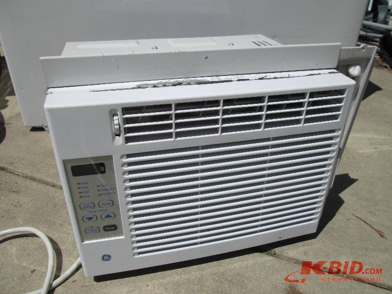 lot 68 image: Window air conditioner unit...