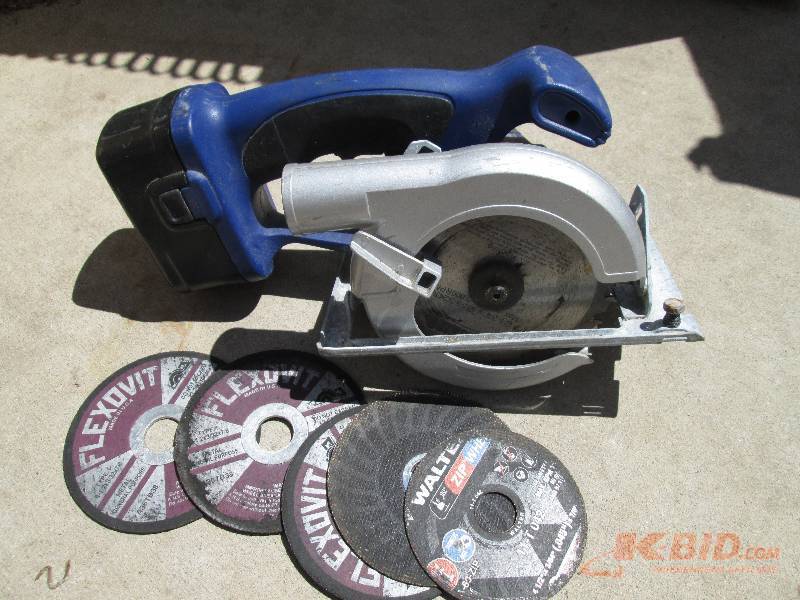 lot 72 image: Battery power circular saw, with gr...