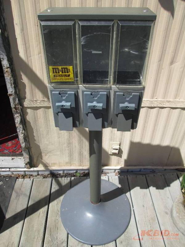 lot 83 image: 3 selection quarter turn vending ma...