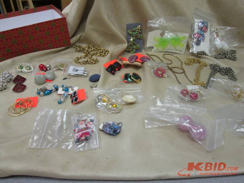 lot 230 image: used jewerly, pierced earing, neckl...