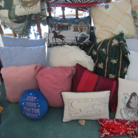 Bed & Throw Pillows