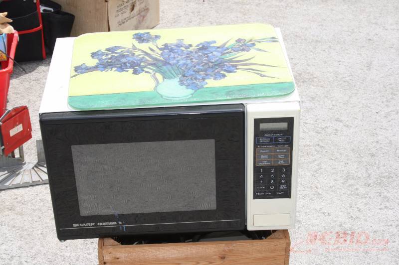 Microwave and glass trivet