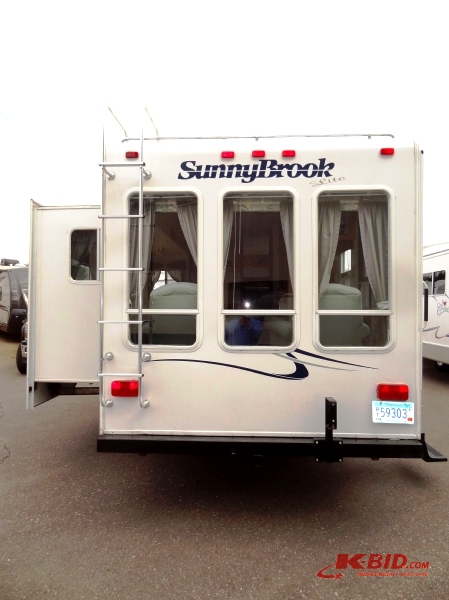 lot 1 image: 2003 Sunnybrook 2750 SL 5th Wheel Rear Lounge wSlide-out