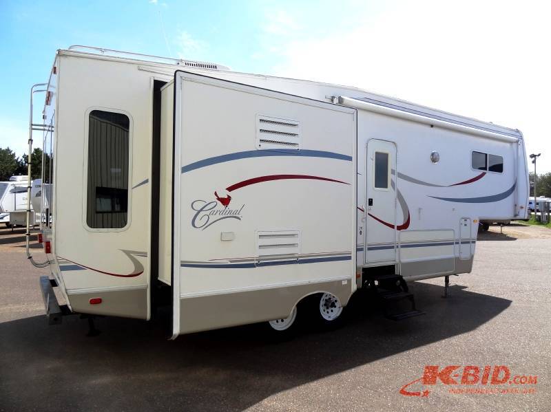 lot 2 image: 2002 Forest River Cardinal 28 5th Wheel w3 Slide-outs Rear Lounge