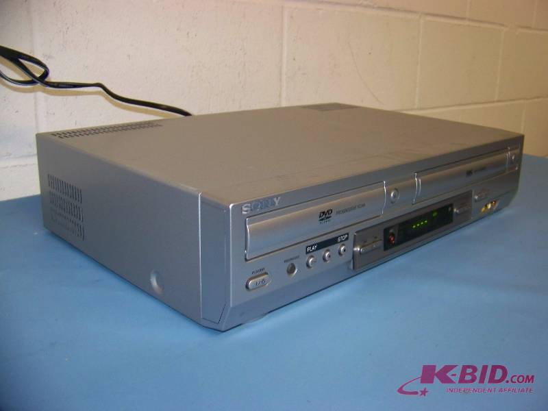 lot 19 image: Sony, DVD  VCR Combo Player with Remote Control