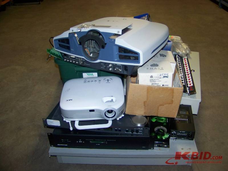 lot 96 image: Miscellaneous lot of Audio  Video items - NEW and for PARTSREPAIR