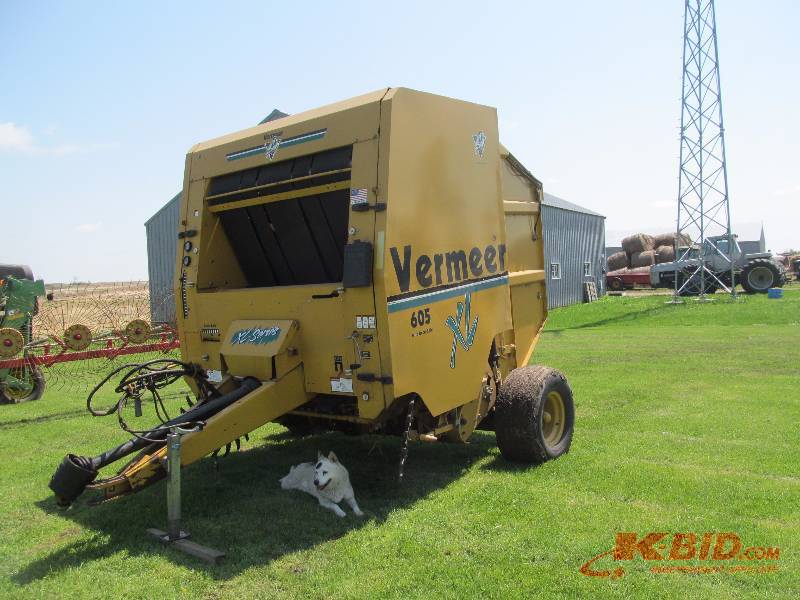 lot 1 image: Vermeer 605 XL Baler