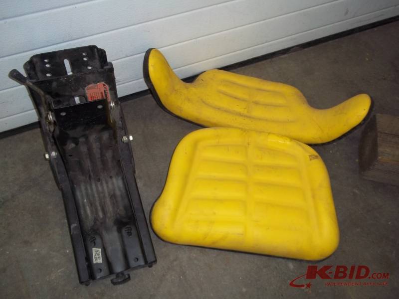 lot 8 image: John Deere Seat