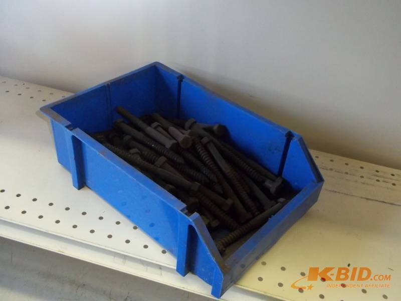lot 17 image: Bin of 6 screw bolts