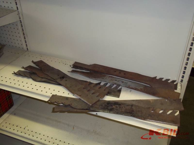 lot 29 image: Assorted mower blades see photo for sizes