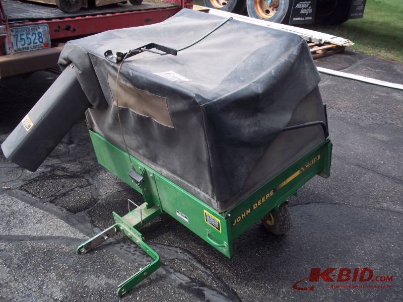 lot 1 image: MC 519 John Deere Bagger Cart