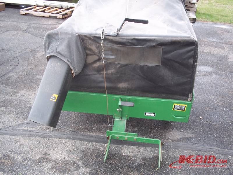 lot 5 image: MC 519 John Deere Bagger Cart