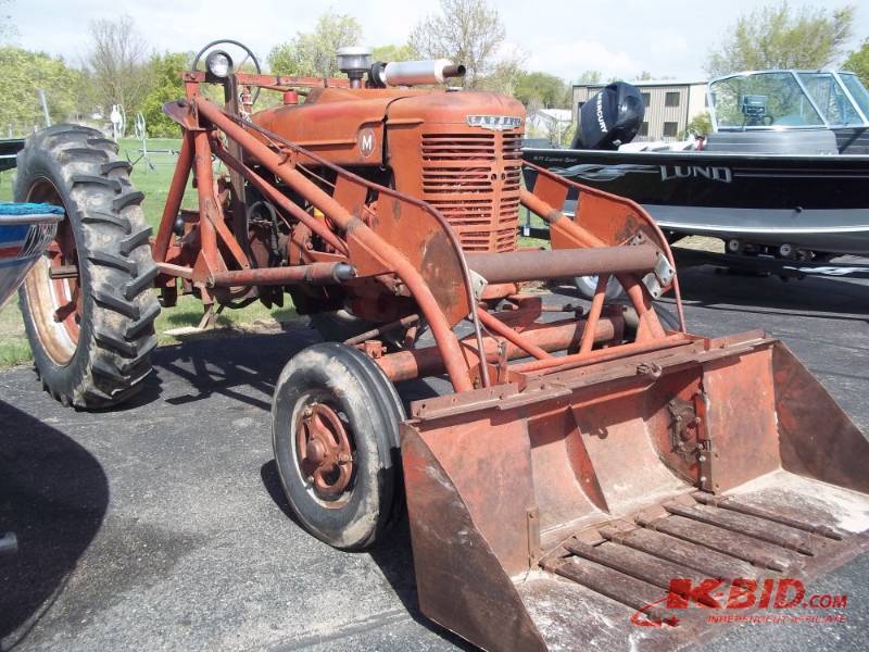 lot 58 image: 1948 Farmall M with IH Loader, wide front, 540 pto, Belly pump for hydraulics, Distributor ignition converted to 12v, Runs and drives, Consignor states no issues, New rubber all around