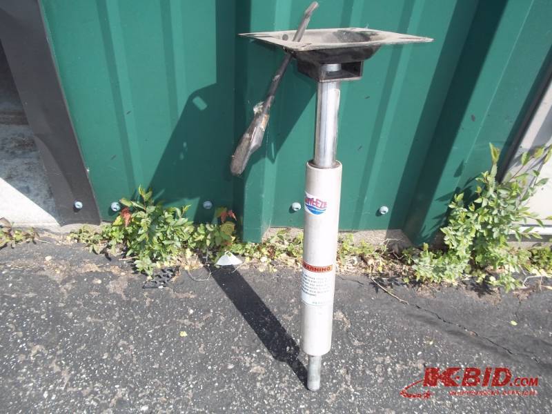 lot 40 image: Swivl-eze Boat seat pedestal