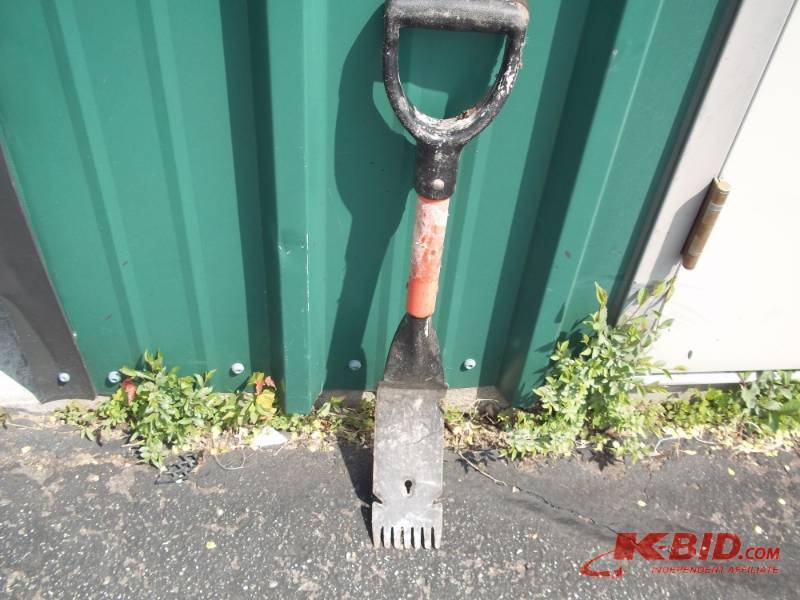 lot 43 image: Roofing Shovel