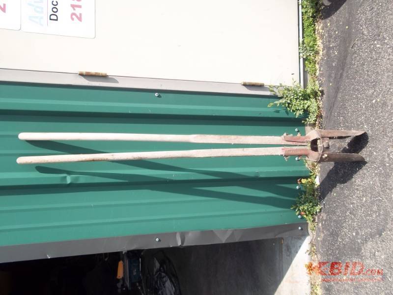 lot 46 image: Post hole digger