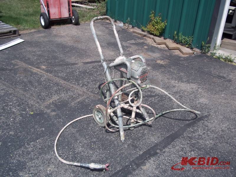 lot 47 image: Wagner 2 stroke piston pump paint sprayer with gun