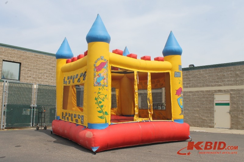 Castle blow up bounce house | Late-May Consignment Auction ...