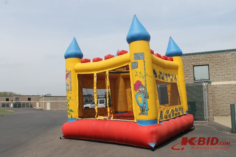 lot 5 image: Castle blow up bounce house