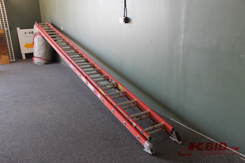 lot 8 image: WERNER 40 Extension Ladder